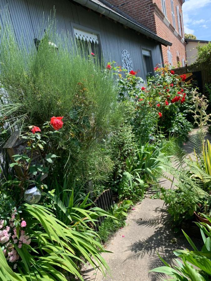 Bed and Breakfast Dom'S Garden Livarot-Pays-d'Auge Экстерьер фото