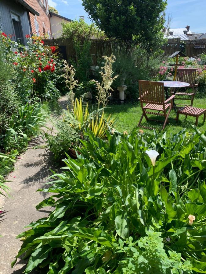 Bed and Breakfast Dom'S Garden Livarot-Pays-d'Auge Экстерьер фото
